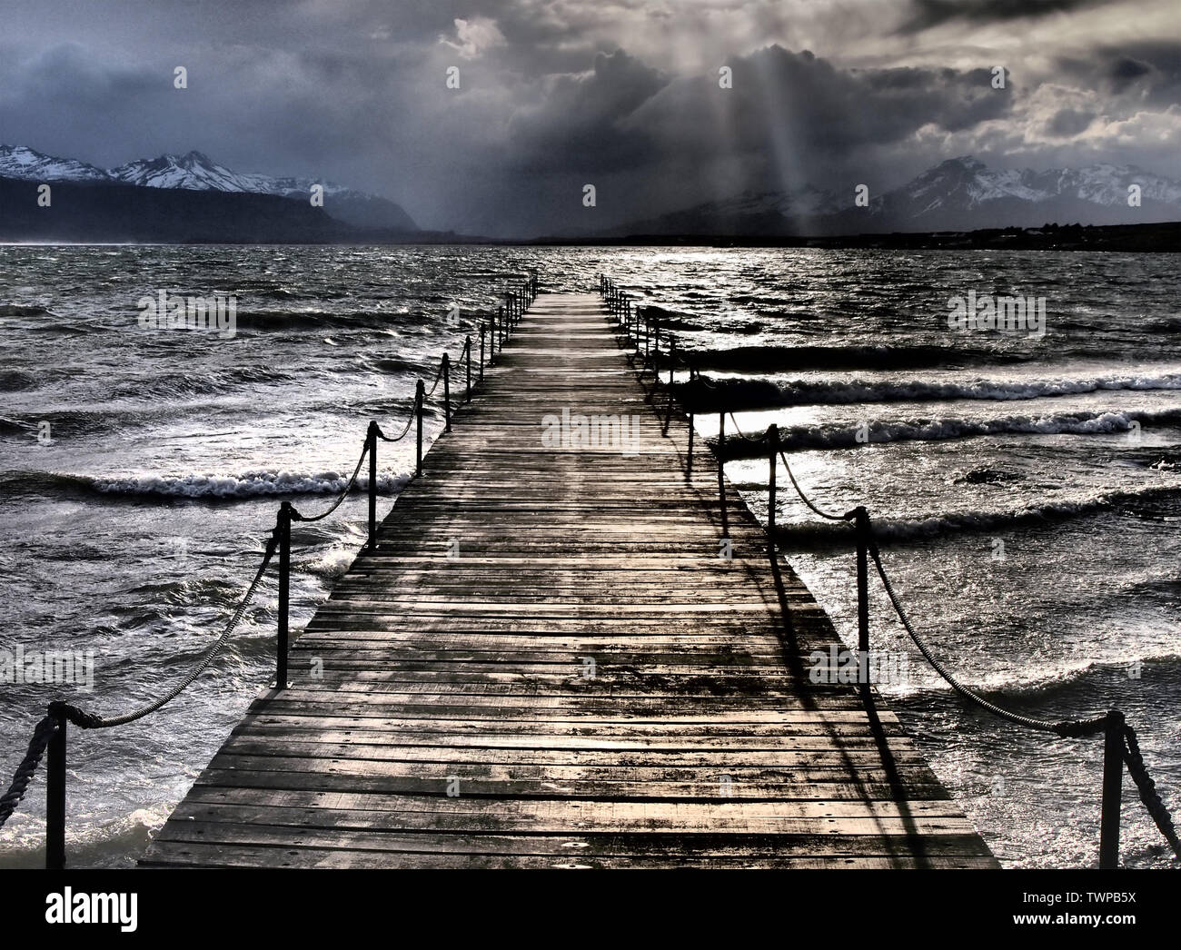 Jetée en bois à Puerto Bories, Ultima Esperanza Bay, près de la ville de Puerto Natales, dans le sud du Chili Banque D'Images