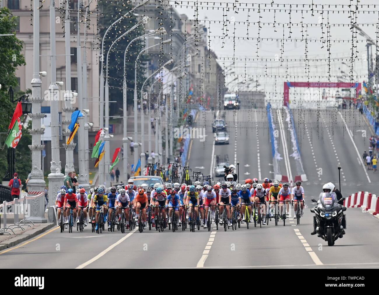 22/06/2019. Minsk. Le Bélarus. Le peleton 'approches Victory Square'. Womens course cycliste sur route. Minsk. Le Bélarus. 22/06/2019. Banque D'Images