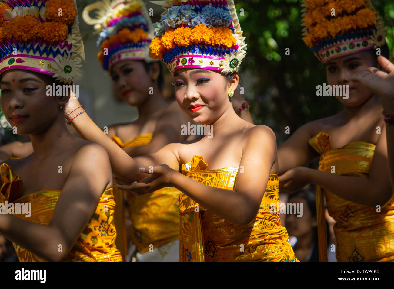 DENPASAR BALI./INDONÉSIE-Mai 11 2019 : Quelques belles jeunes filles balinais effectuer de danse Rejang Saraswati durant la cérémonie hindoue de jour à Bali Banque D'Images