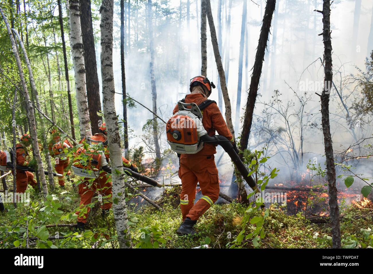 Région autonome de Mongolie, le 22 juin 2019. (190622) -- GENHE, 22 juin 2019 (Xinhua) -- Les pompiers travaillent sur l'extinction d'un incendie de forêt en forêt Xiushan Ferme du Grand Hinggan, montagnes du nord de la Chine intérieure d'un incendie de forêt qui ont fait rage pendant trois jours dans le nord de la Chine, région autonome de Mongolie intérieure a été contenue, les autorités locales ont déclaré samedi. L'opération de nettoyage est en cours à Xiushan, selon le siège de l'incendie. Après un énorme effort de plus de 5 000 pompiers, le feu a été mis sous contrôle sur tous les fronts par 4:40 p. Banque D'Images