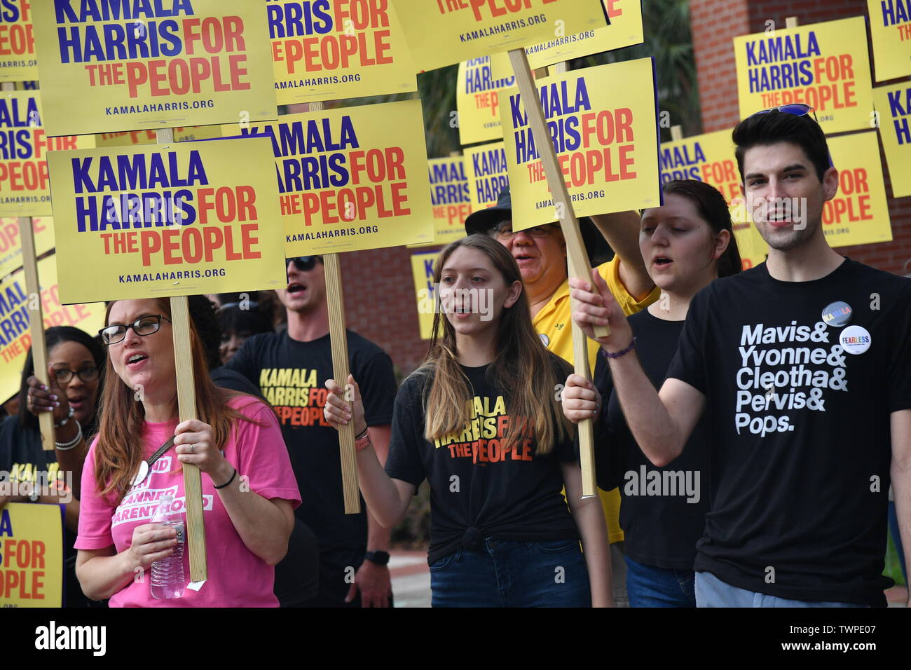 La Caroline du Sud, USA. 22 juin 2019. Les bénévoles de la campagne de démontrer leur soutien à la présidence démocratique Sen. Kamala Harris en dehors de la Convention démocrate de la Caroline du Sud, le 22 juin 2019 à Columbia, en Caroline du Sud. Une liste de 22 candidats à la présidence démocratique sont en ville pour un week-end d'événements. Credit : Planetpix/Alamy Live News Banque D'Images