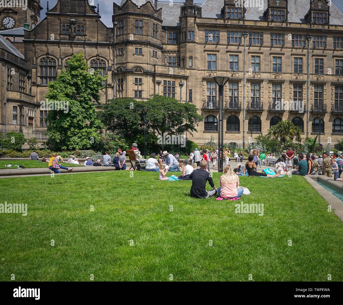 Sheffield , Royaume-Uni. 22 Juin, 2019. . Les gens de soleil, assis sur l'herbe au Peace Gardens Crédit : Ioannis Alexopoulos/Alamy Live News Banque D'Images