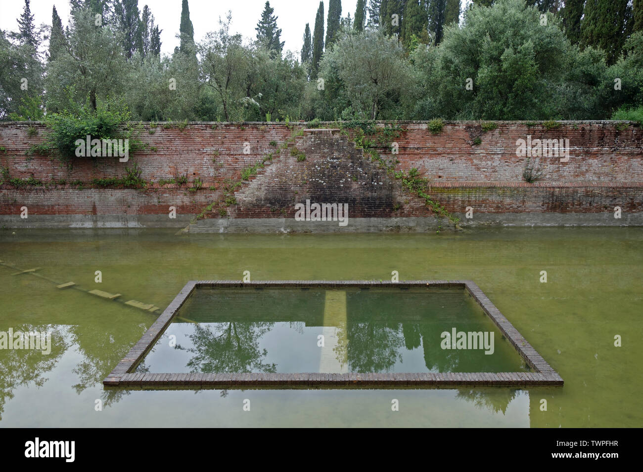 ABBAZIA MONTE OLIVETO . La toscane . Réservoir eau de pluie historique Banque D'Images