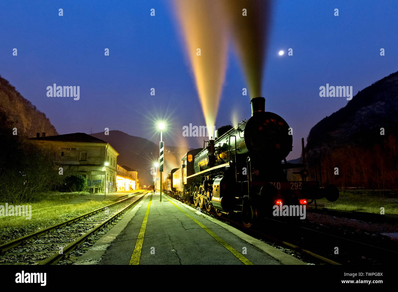 Train à vapeur au départ de la gare de Primolano. La province de Vicenza, Vénétie, Italie, Europe. Banque D'Images