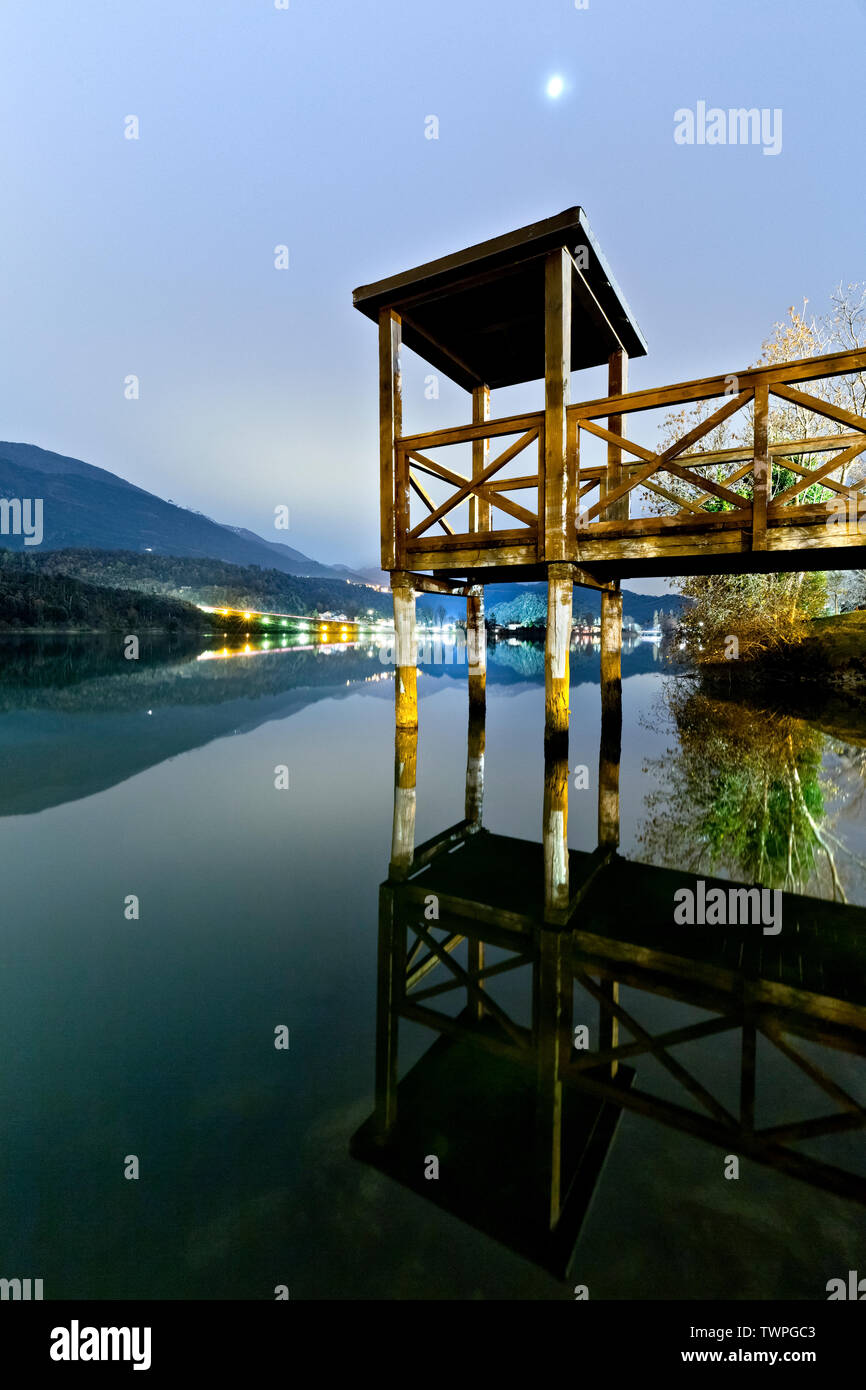 Vue panoramique à Santa Massenza lake. La province de Trente, Trentin-Haut-Adige, Italie, Europe. Banque D'Images