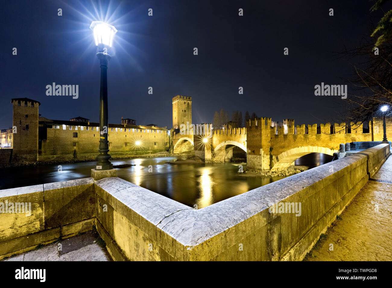 La lanterne éclaire la nuit au Castelvecchio. Vérone, Vénétie, Italie, Europe. Banque D'Images