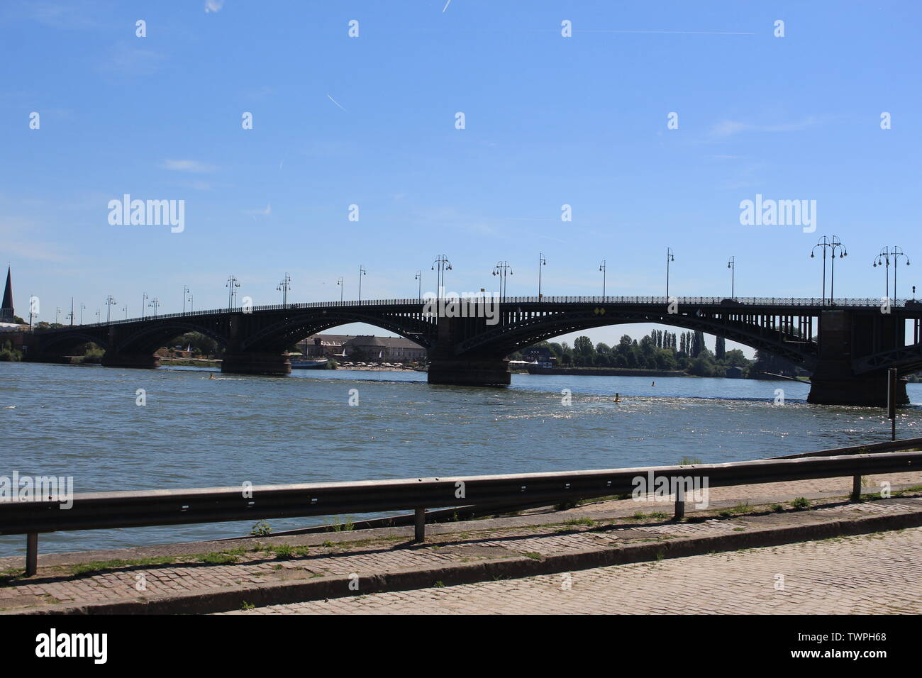 Passerelle sur le Rhin quay Banque D'Images