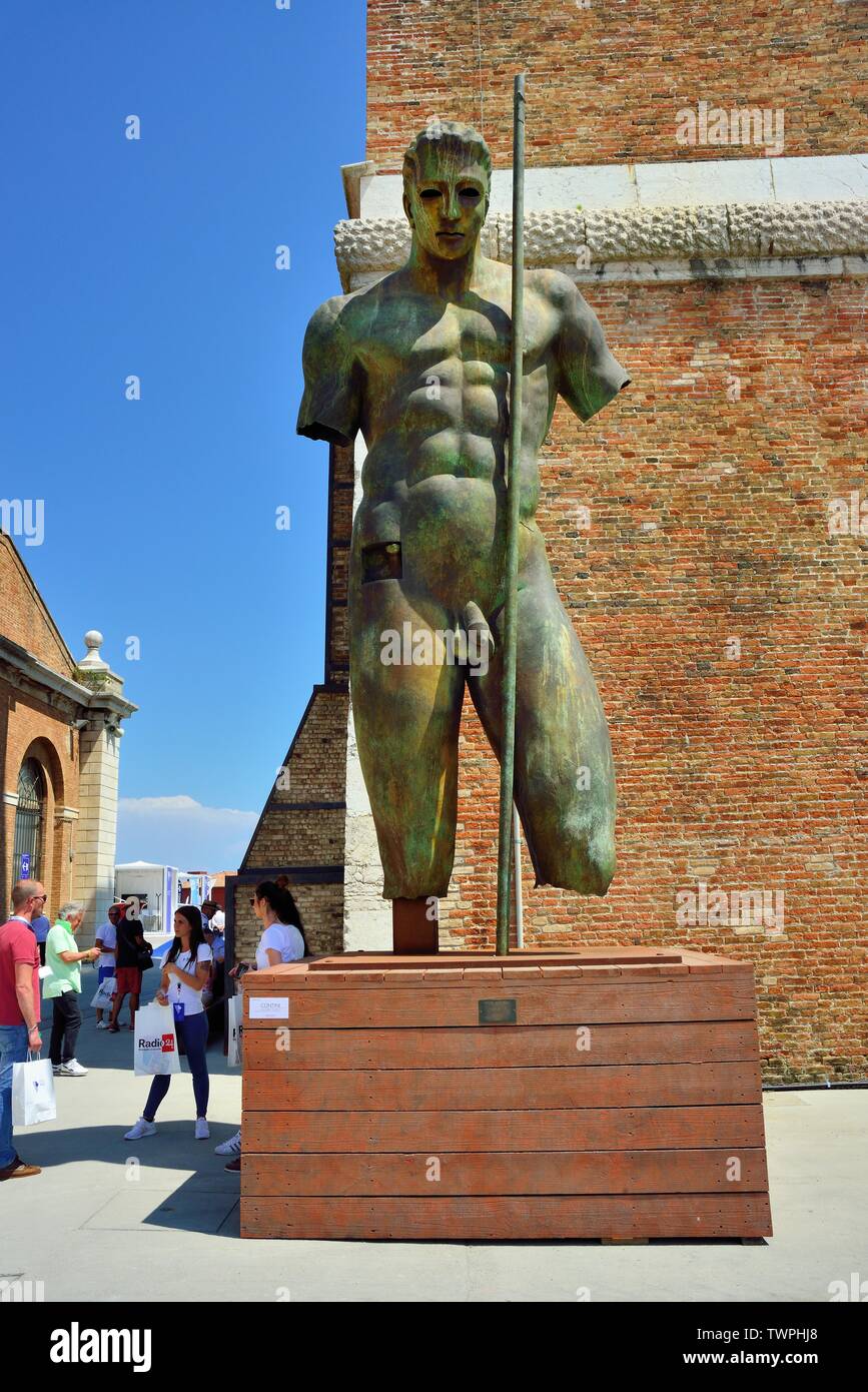 Les majestueuses sculptures de l'artiste polonais Igor Mitoraj dans la zone de l'Arsenal sont une manifestation de la Biennale Arte 2019 et Salone Nautico Venezia. Banque D'Images