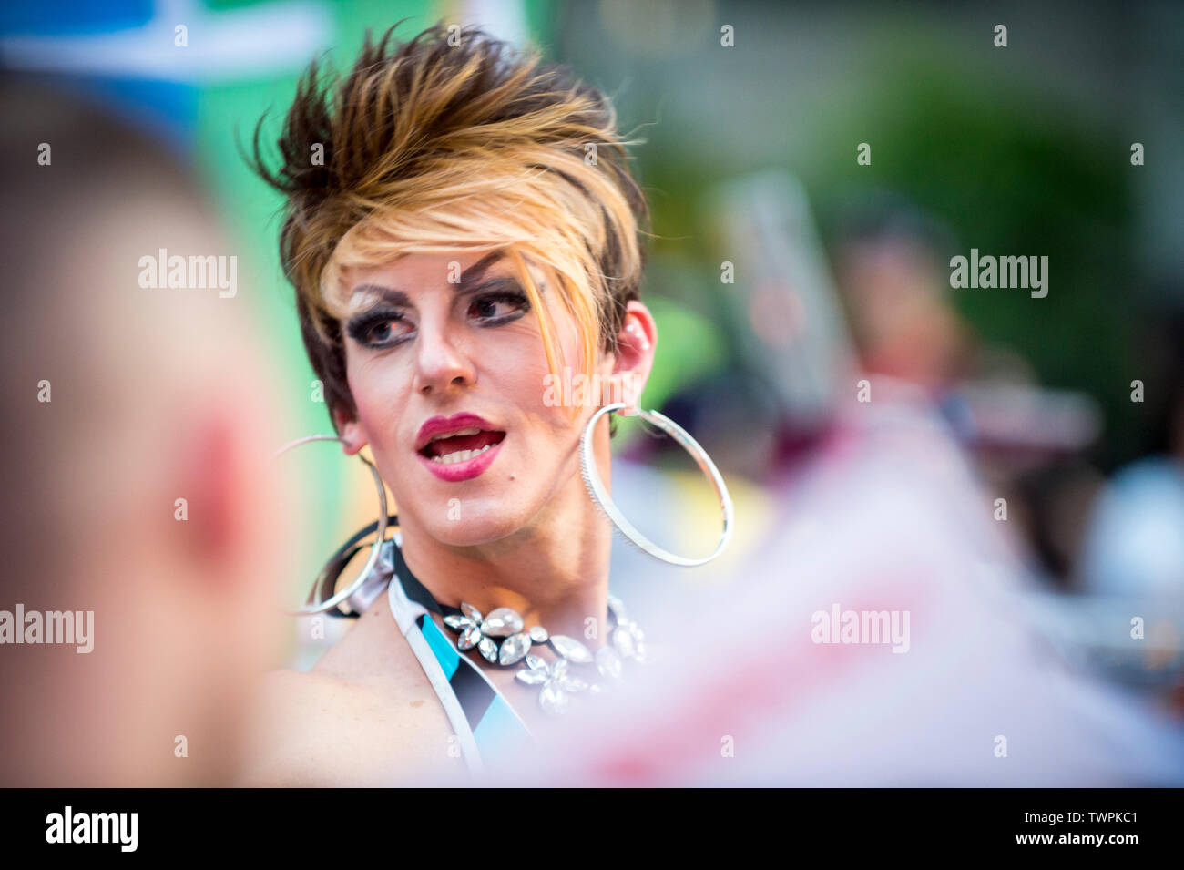 NEW YORK - 25 juin 2017 : un artiste transgenre faites glisser avec un sèche participe à la gay pride parade annuelle à Greenwich Village. Banque D'Images
