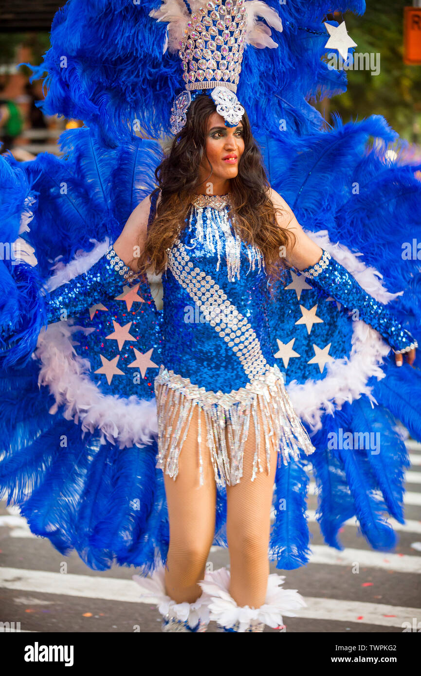 NEW YORK - 25 juin 2017 : un drag queen transgenre portant des plumes flamboyant costume carnaval effectue pour les spectateurs lors de la gay Pride Parade. Banque D'Images