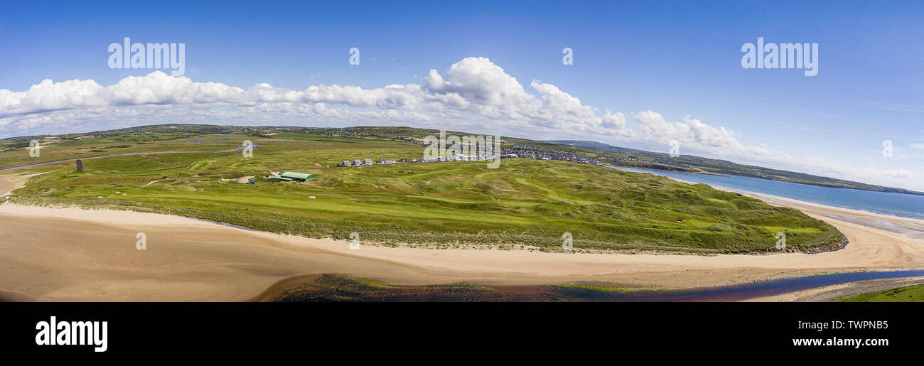 Birds Eye aérienne panoramique vue panoramique paysage irlandais de lahinch lehinch dans le comté de Clare, Irlande. Belle plage de lahinch et golf course Banque D'Images