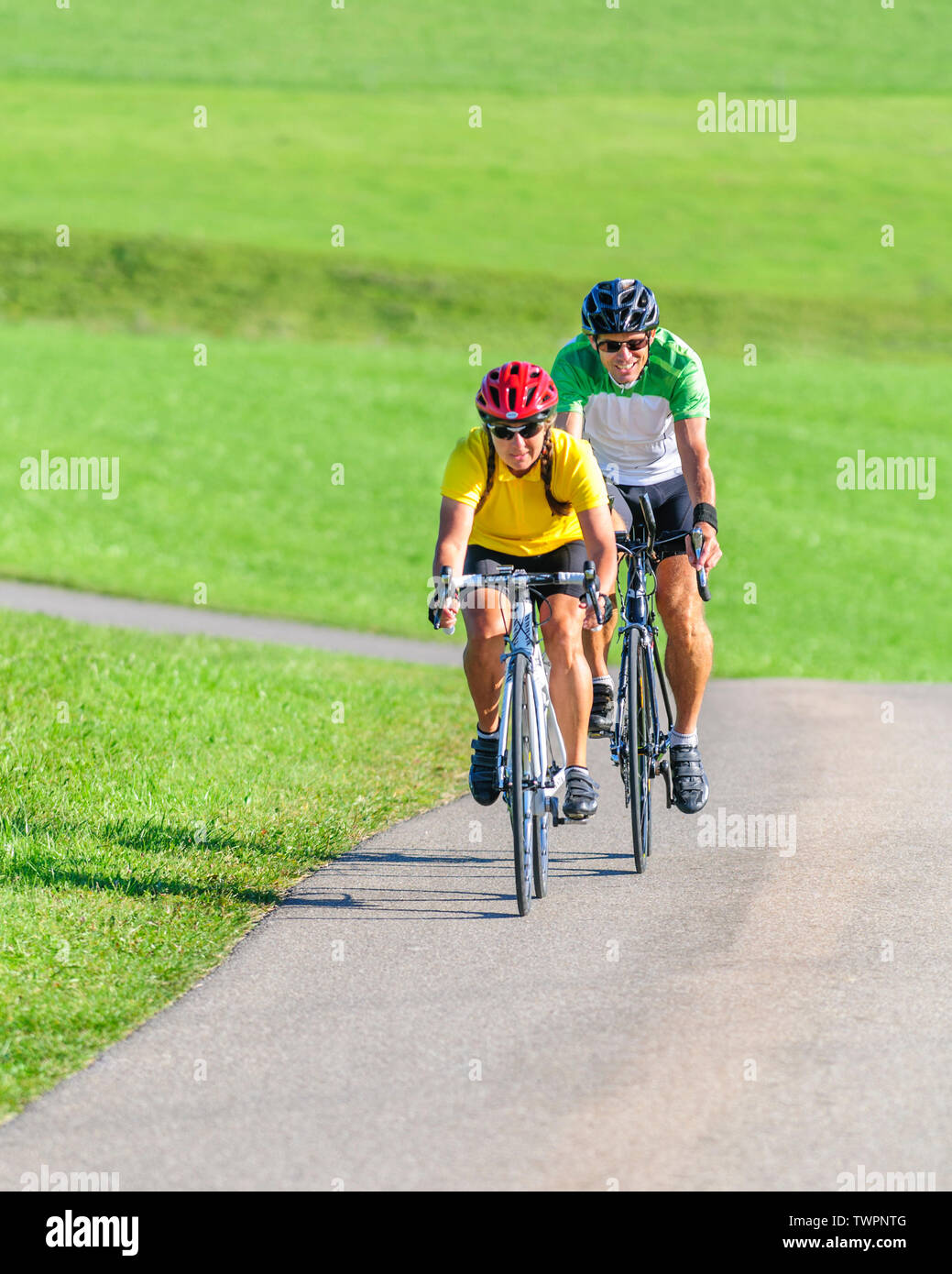 Couple faisant un tour à vélo sur vélo de course à un après-midi ensoleillé de Bavière Allgäu Banque D'Images