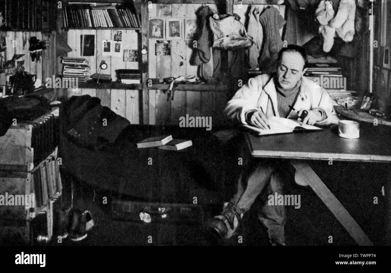 Capitaine Robert Falcon Scott (1868-1912), au travail à sa base de Cape Evans. Par Herbert Ponting (1870-1935). Scott est plus célèbre pour son expédition de Terra Nova, 1910-13. Scott a atteint le pôle Sud le 17th janvier 1912, pour constater qu'il avait été précédé par l'expédition norvégienne de Roald Amundsen. Au cours de leur voyage de retour, Scott et ses quatre camarades sont tous morts. Banque D'Images