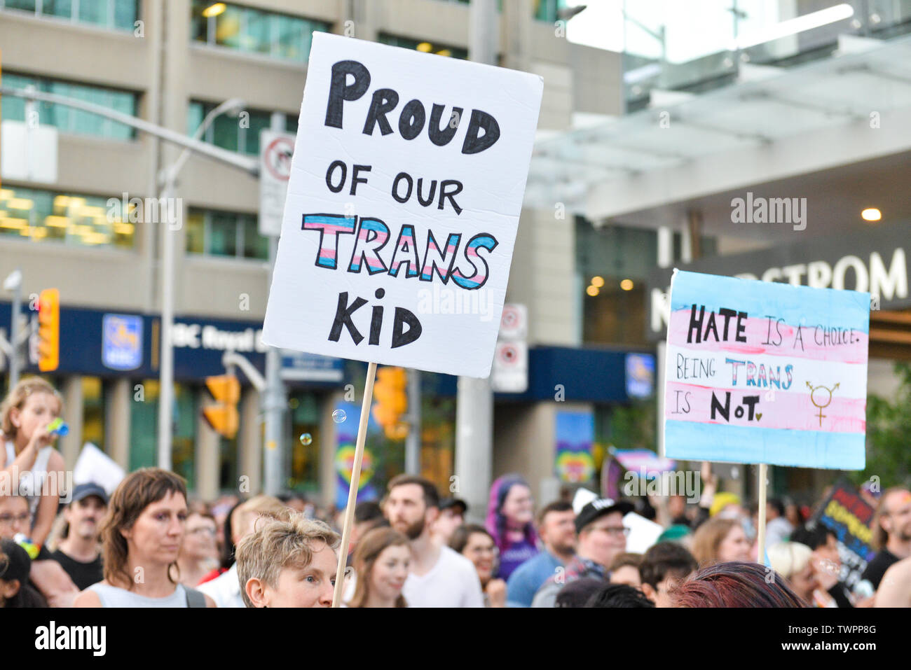 Placard en disant, fiers de nos enfants, au cours de la mars Trans.spectateurs affichent leur soutien envers le transgenre et personnes non binaire tout en démontrant dans les rues de Toronto dans une Trans Mars au cours de la Mois de la fierté. Banque D'Images