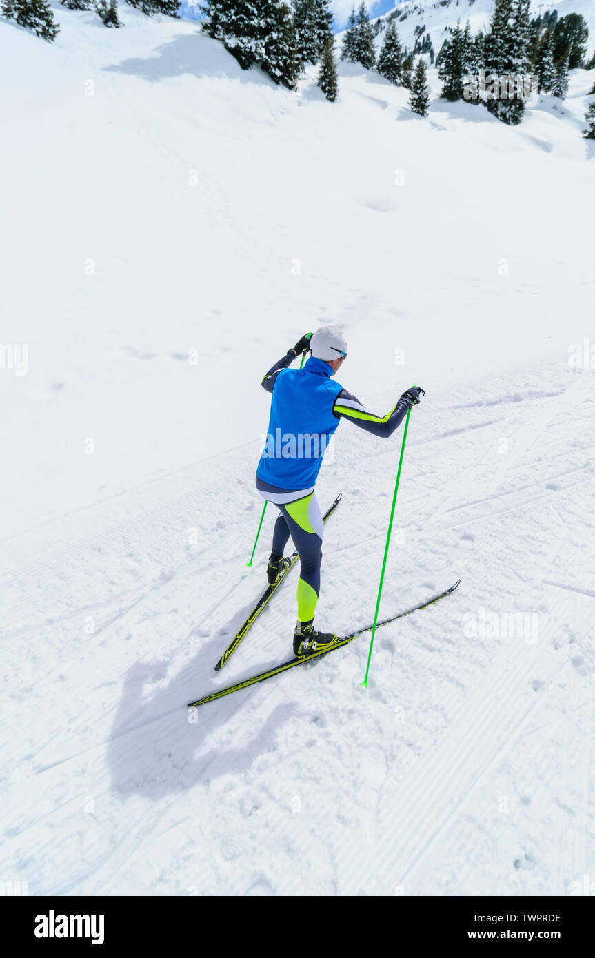 Couple pendant le ski de fond dans l'exercice de style de patinage en montagnes autrichiennes près de Warth Banque D'Images