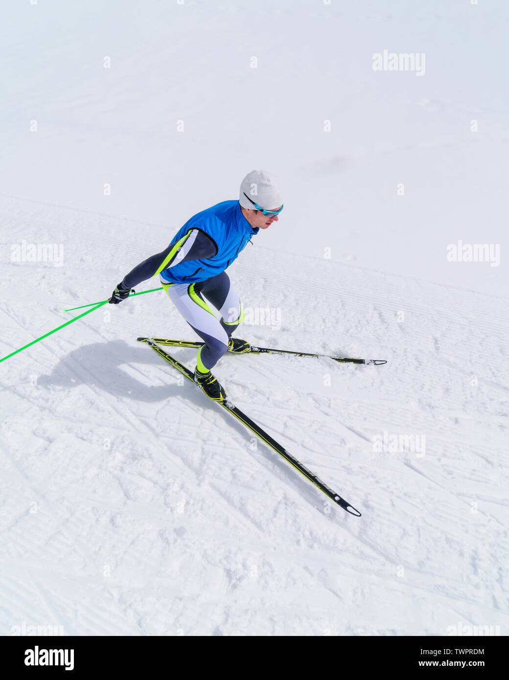 Couple pendant le ski de fond dans l'exercice de style de patinage en montagnes autrichiennes près de Warth Banque D'Images
