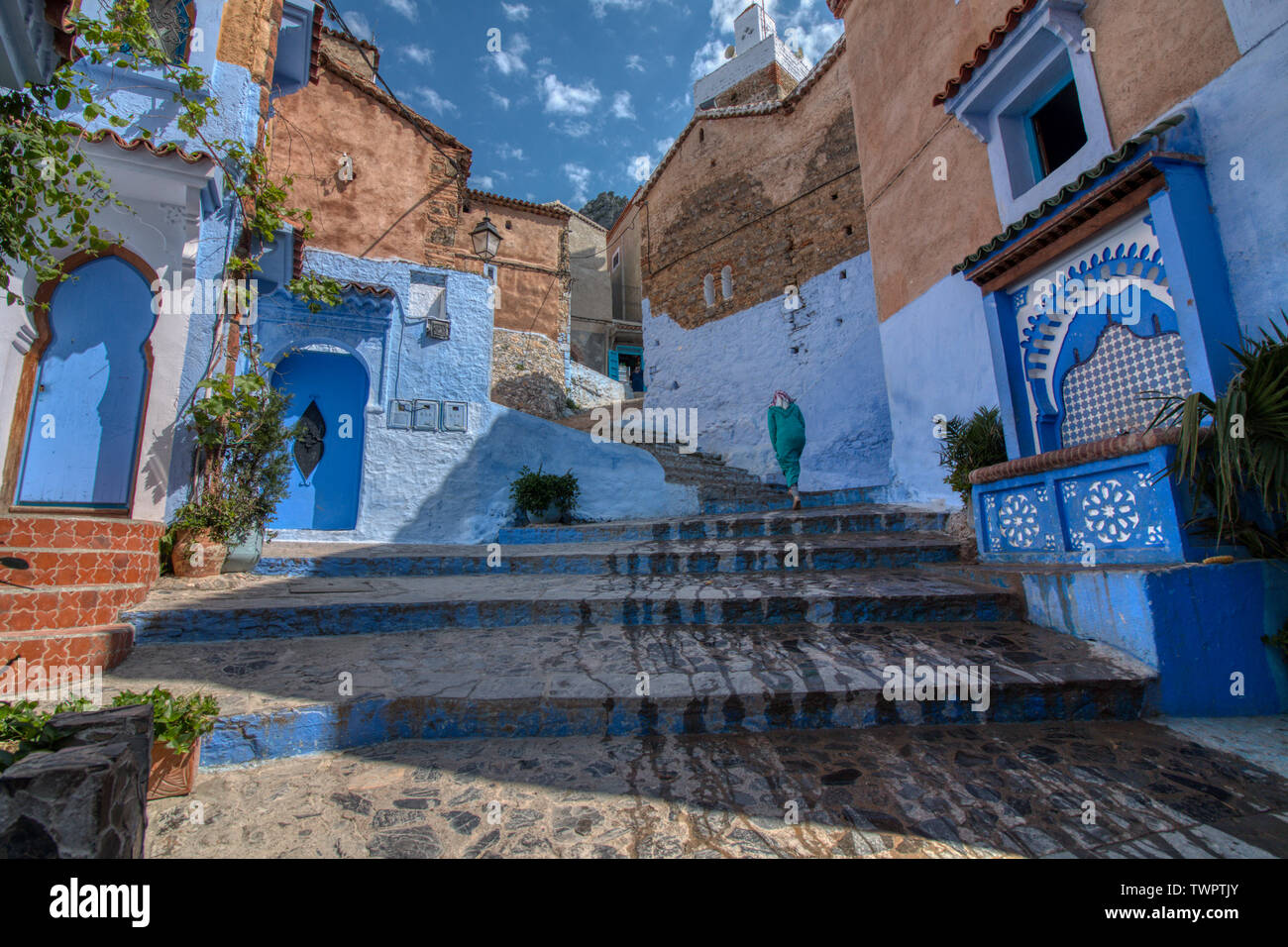 Chefchaouen, Maroc - 3 mai 2019 : Femme avec une tenue traditionnelle marocaine dans une des rues de Chaouen, une ville très touristique du nord du Maroc Banque D'Images