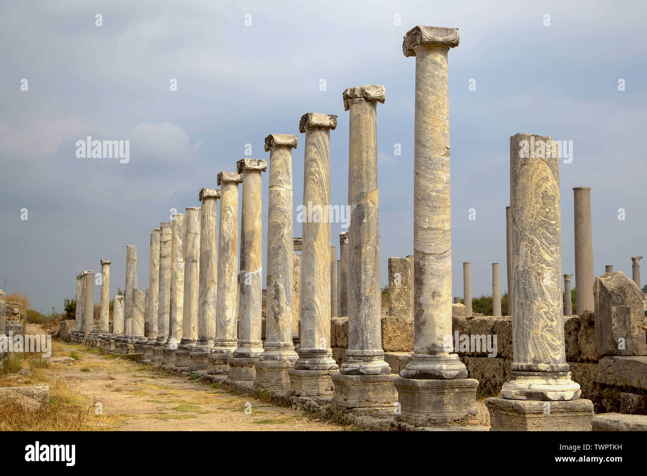 La Turquie, l'ancienne colonne de marbre à Perge ville antique de la ville d'Antalya. Banque D'Images