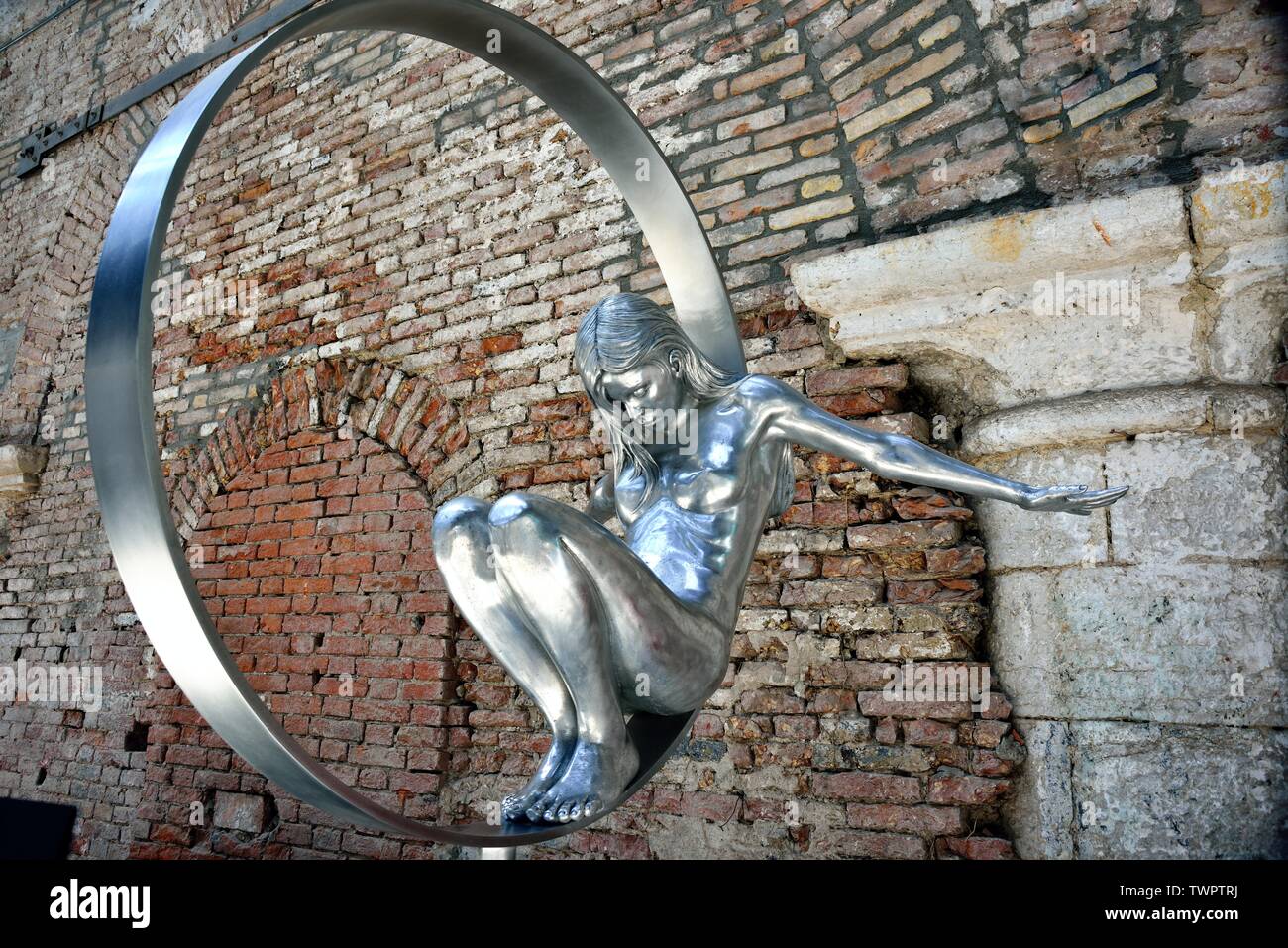 Les sculptures de l'artistLorenzo italien Quinn dans l'Arsenale domaine sont une manifestation de la Biennale Arte 2019. Dans l'image Volare (à voler). Banque D'Images