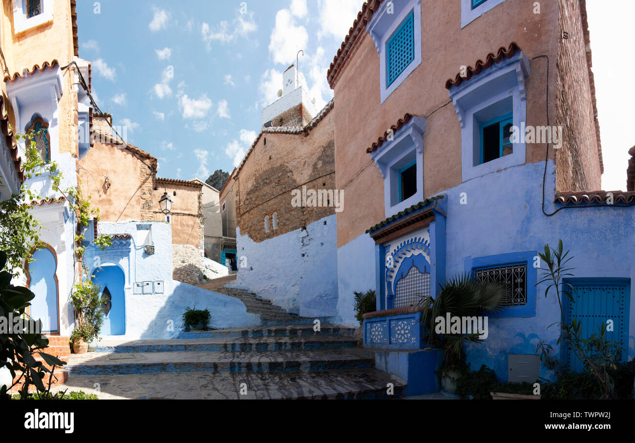 Belle rue de Chaouen avec ses maisons bleues. Au nord du Maroc Banque D'Images