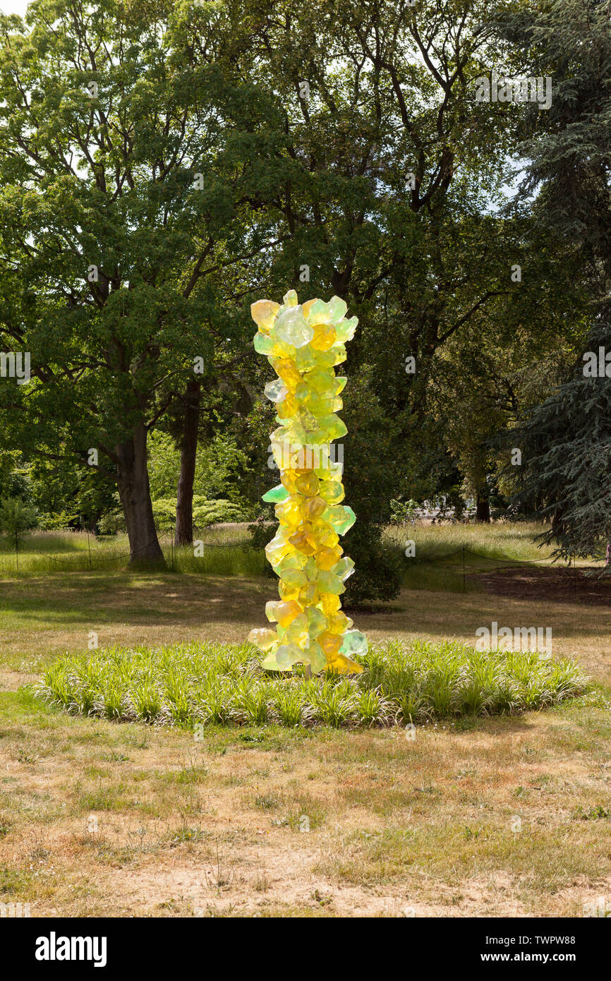 La tour de cristal de chaux est une sculpture de verre artiste contemporaine USA Dale Chihuly, situé sur l'une des pelouses à Kew Gardens, Richmond, London, UK. Banque D'Images