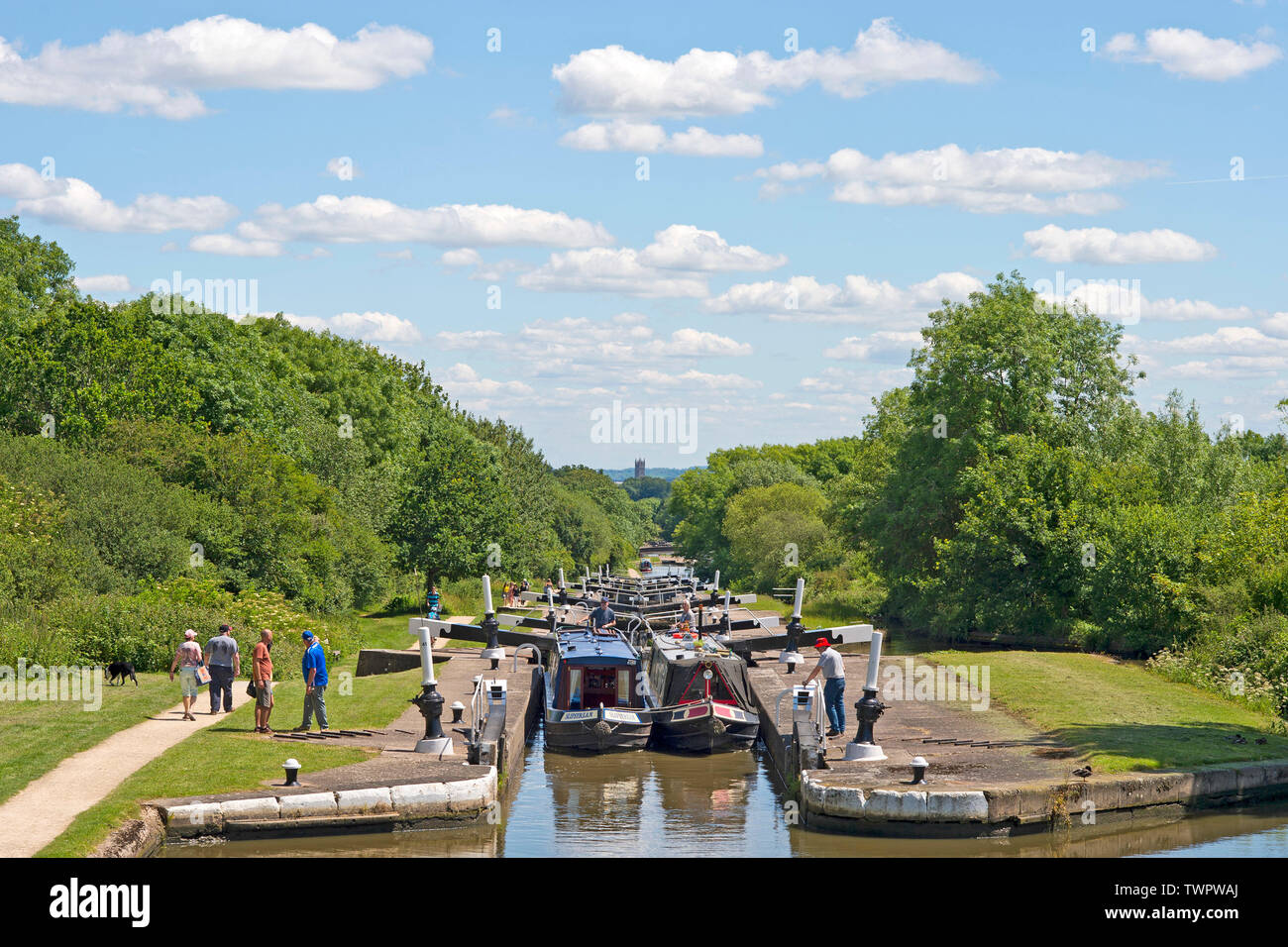 L'ascend Narrowboats Hatton Vol de 21 écluses sur le Canal Grand Union pendant une chaude journée d'été dans le Warwickshire. 22.06.2019. Banque D'Images