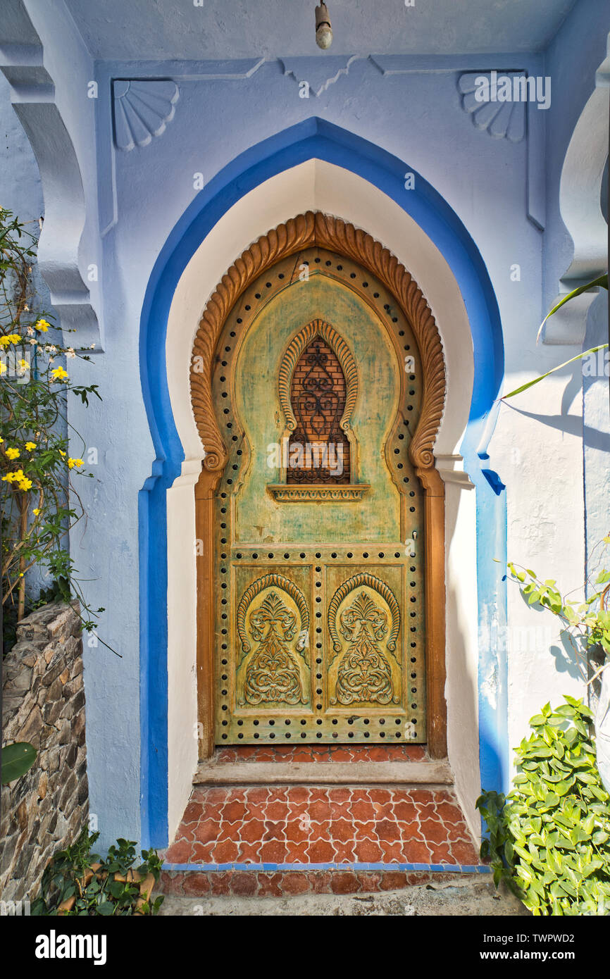 L'architecture arabe. Belle porte de style marocain. Photo taken in Chaouen, la soi-disant ville bleue, une belle ville visitée par les touristes d'arou Banque D'Images