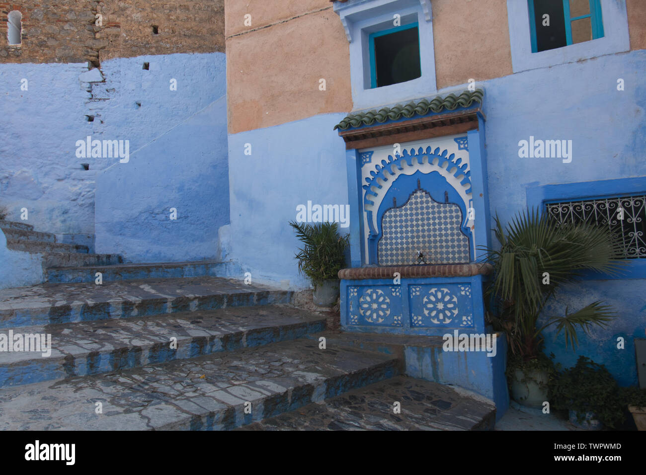 Fontaine publique traditionnelle dans une rue de Chaouen, Maroc Banque D'Images