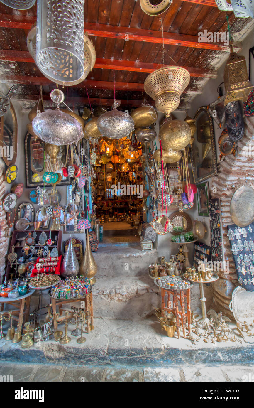 Boutique de souvenirs et d'artisanat typique dans une rue de Chefchaouen, Maroc Banque D'Images