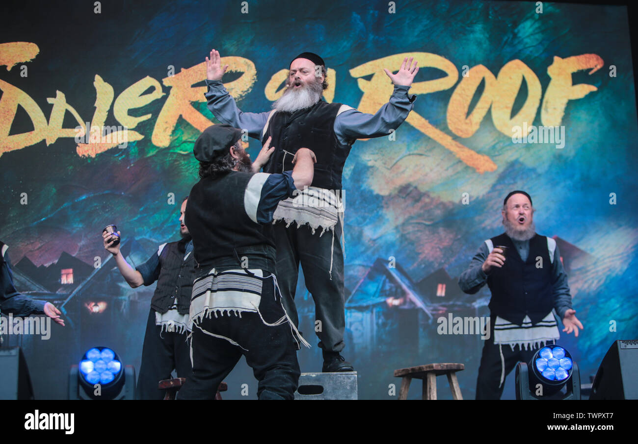 Londres, Royaume-Uni. 22 juin 2019 West End Live le policier à Trafalgar Square, la fonte d'un violon sur le toit en live devant des milliers de personnes qui viennent pour profiter du soleil et d'une variété d'actes Paul/Quezada-Neiman Alamy Live News Banque D'Images