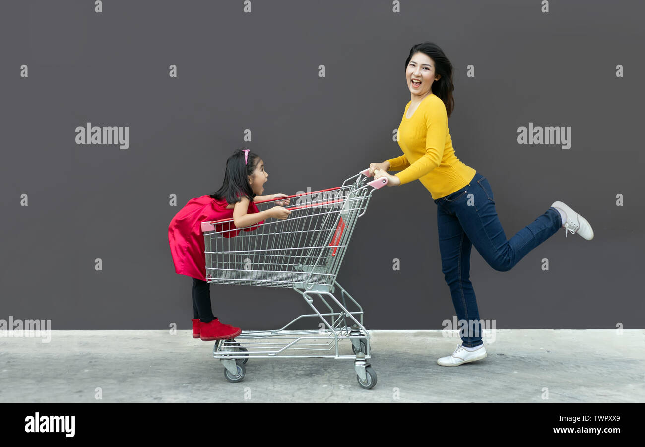 Heureux maman et enfant rendez-vous panier ensemble. Action drôle de la mère et de l'enfant rendez-vous sur le commerce moderne et au centre commercial avec panier Banque D'Images