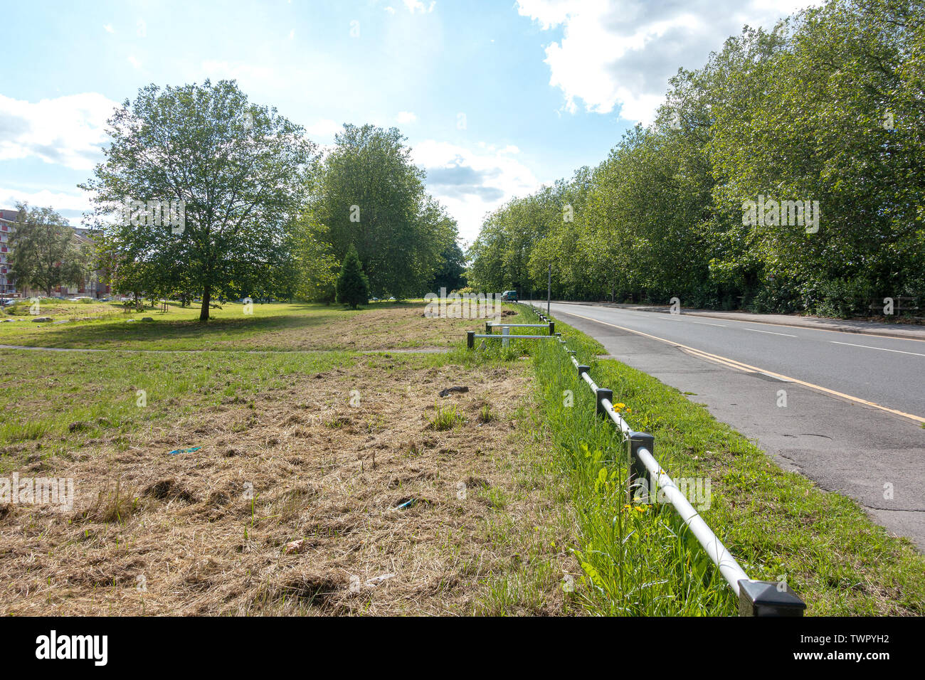 Un espace vert de l'A4 Bath Road et appartements sur la route de Grenville à Reading, Berkshire, Royaume-Uni Banque D'Images