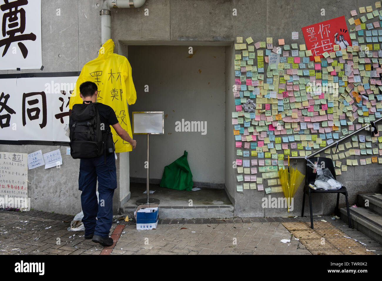 Un manifestant affiche un ciré commémorant les 7 jours depuis qu'un homme de 35 ans qui est décédé quand est tombé d'un échafaudage suspendu après une bannière anti-droit de l'extradition. Malgré le chef de la carrie Lam a tenté d'atténuer les tensions en acceptant de suspendre le controversé projet de loi sur l'extradition, des groupes d'étudiants et de l'union a continuer la protestation contre le gouvernement de Hong Kong. Les manifestants ont demandé le retrait de la controversée LOI SUR L'extradition, la libération et la non-poursuite des gens arrêtés en raison de la cause, de savoir si une force excessive a été Banque D'Images