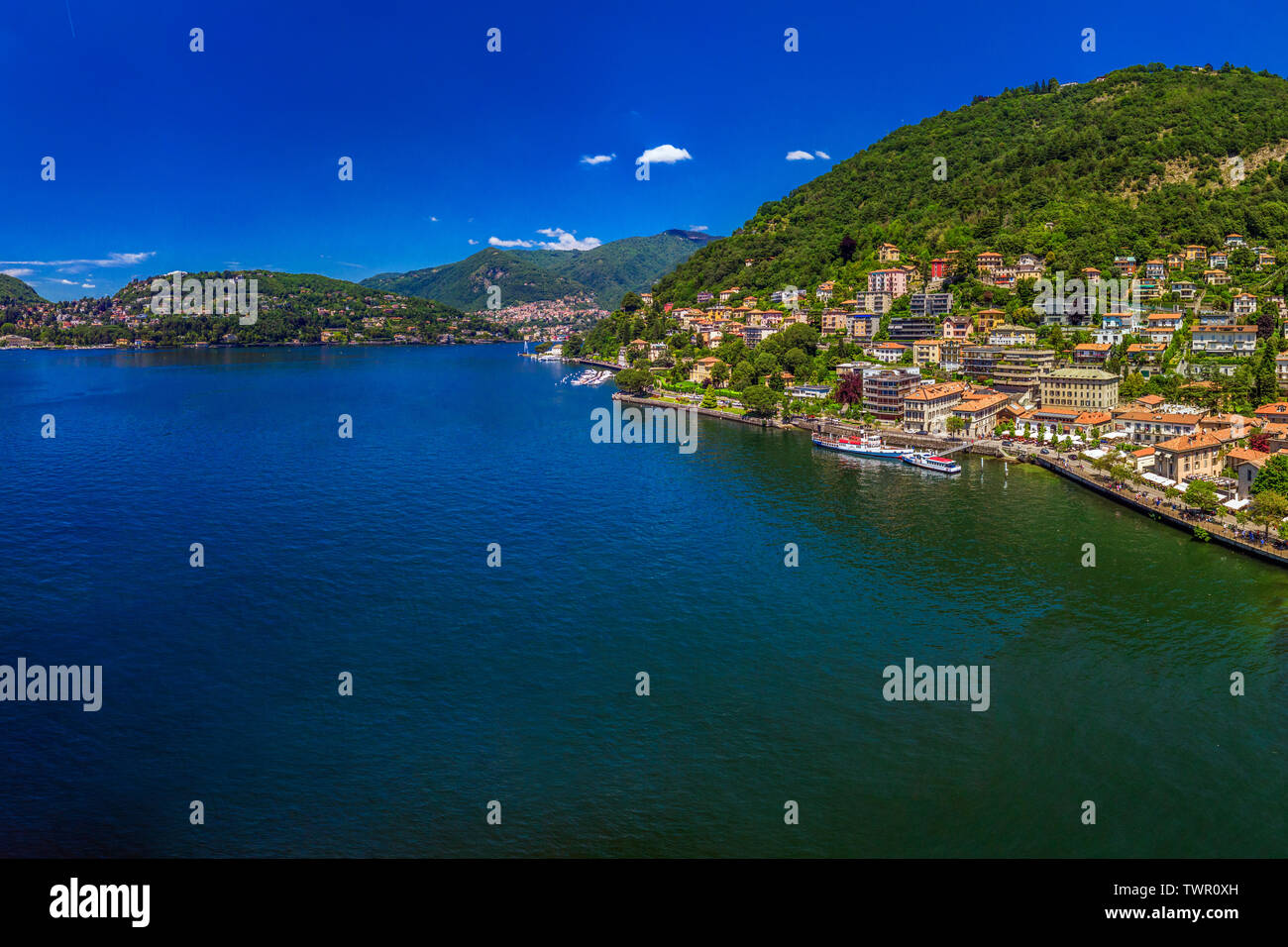 Sur la ville de Côme Lac de Côme entouré de montagnes dans la région Lombardie, Italie, Europe. Banque D'Images