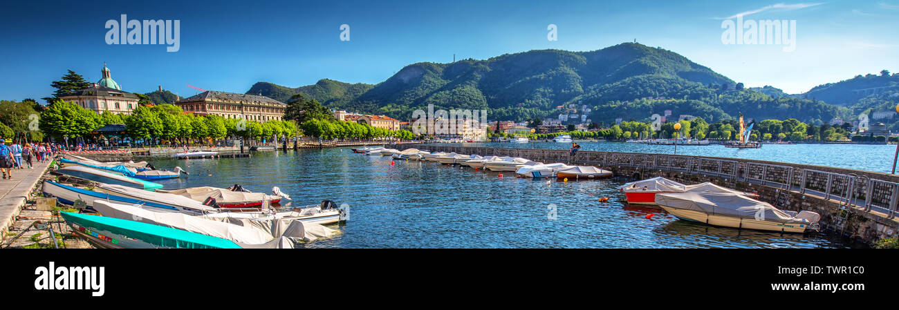 Sur la ville de Côme Lac de Côme entouré de montagnes dans la région Lombardie, Italie, Europe Banque D'Images