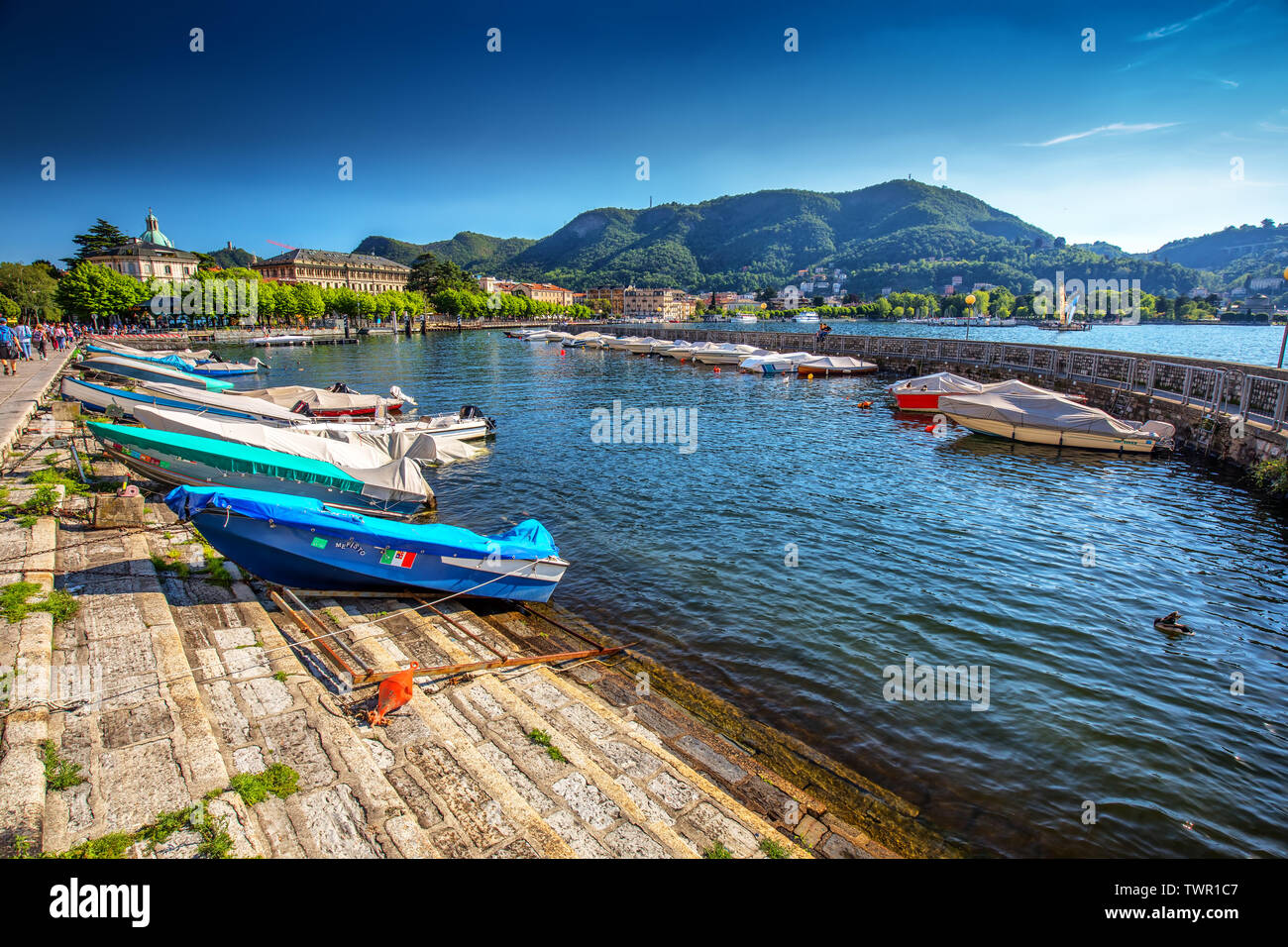 Sur la ville de Côme Lac de Côme entouré de montagnes dans la région Lombardie, Italie, Europe Banque D'Images