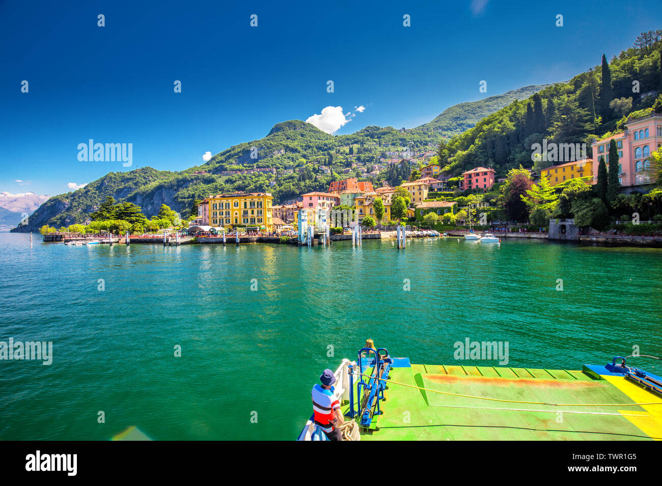 Varena vieille ville sur le lac de Côme avec les montagnes en arrière-plan, l'Italie, l'Europe. Banque D'Images