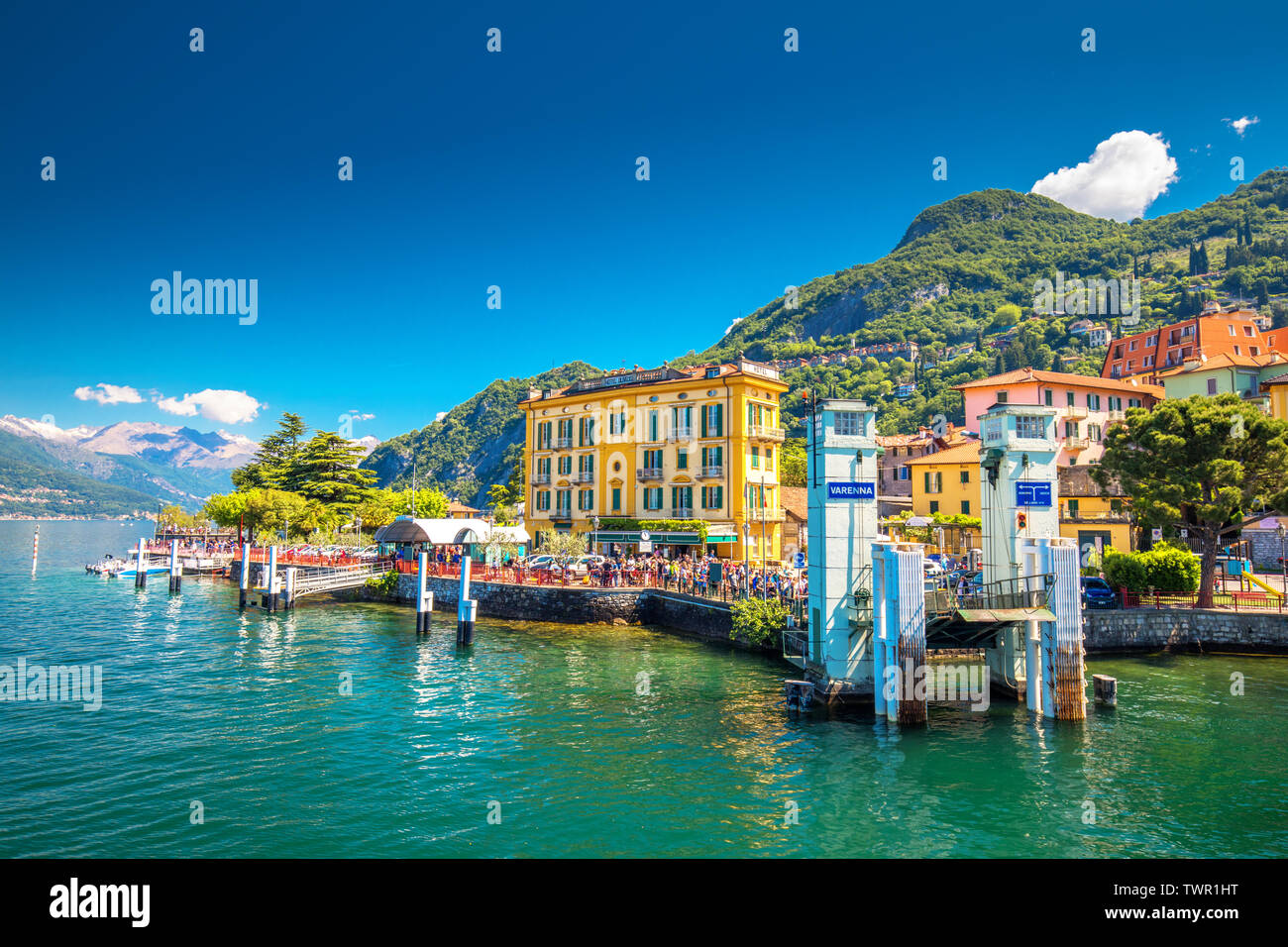 Varena vieille ville sur le lac de Côme avec les montagnes en arrière-plan, l'Italie, l'Europe. Banque D'Images
