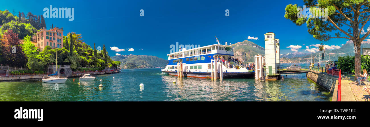Ferry à Varenna vieille ville sur le lac de Côme avec les montagnes en arrière-plan, l'Italie, l'Europe. Banque D'Images