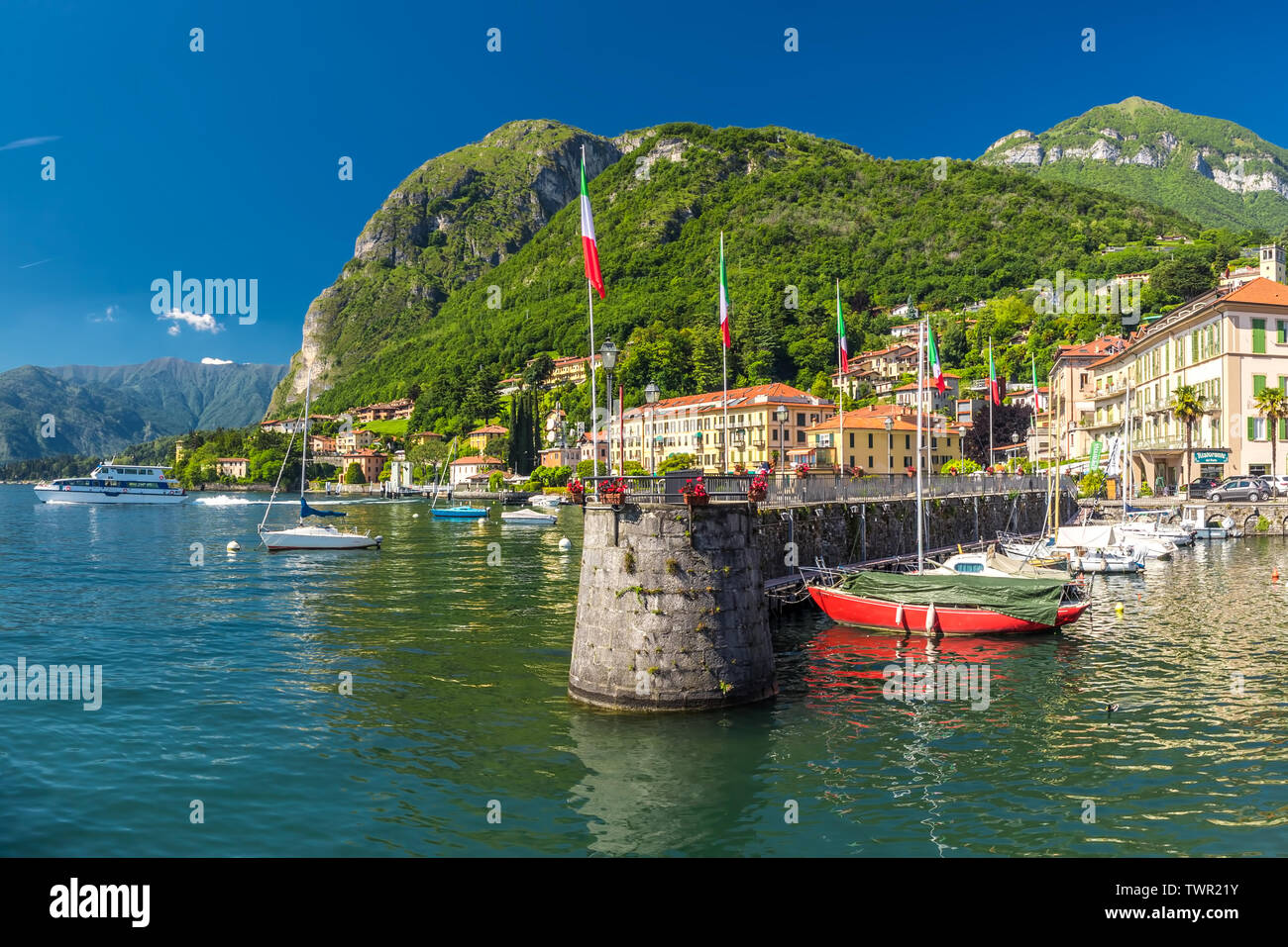 Vieille ville de Menaggio sur le lac de Côme avec les montagnes en arrière-plan, Lombardie, Italie, Europe Banque D'Images