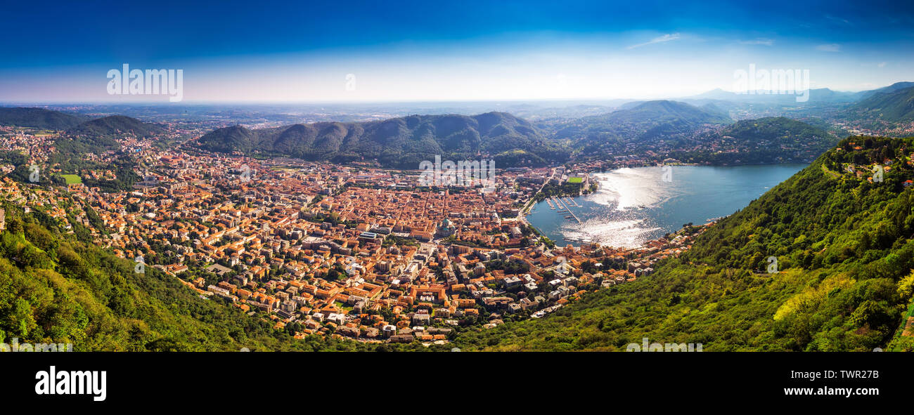 Sur la ville de Côme Lac de Côme entouré de montagnes dans la région Lombardie, Italie, Europe. Banque D'Images