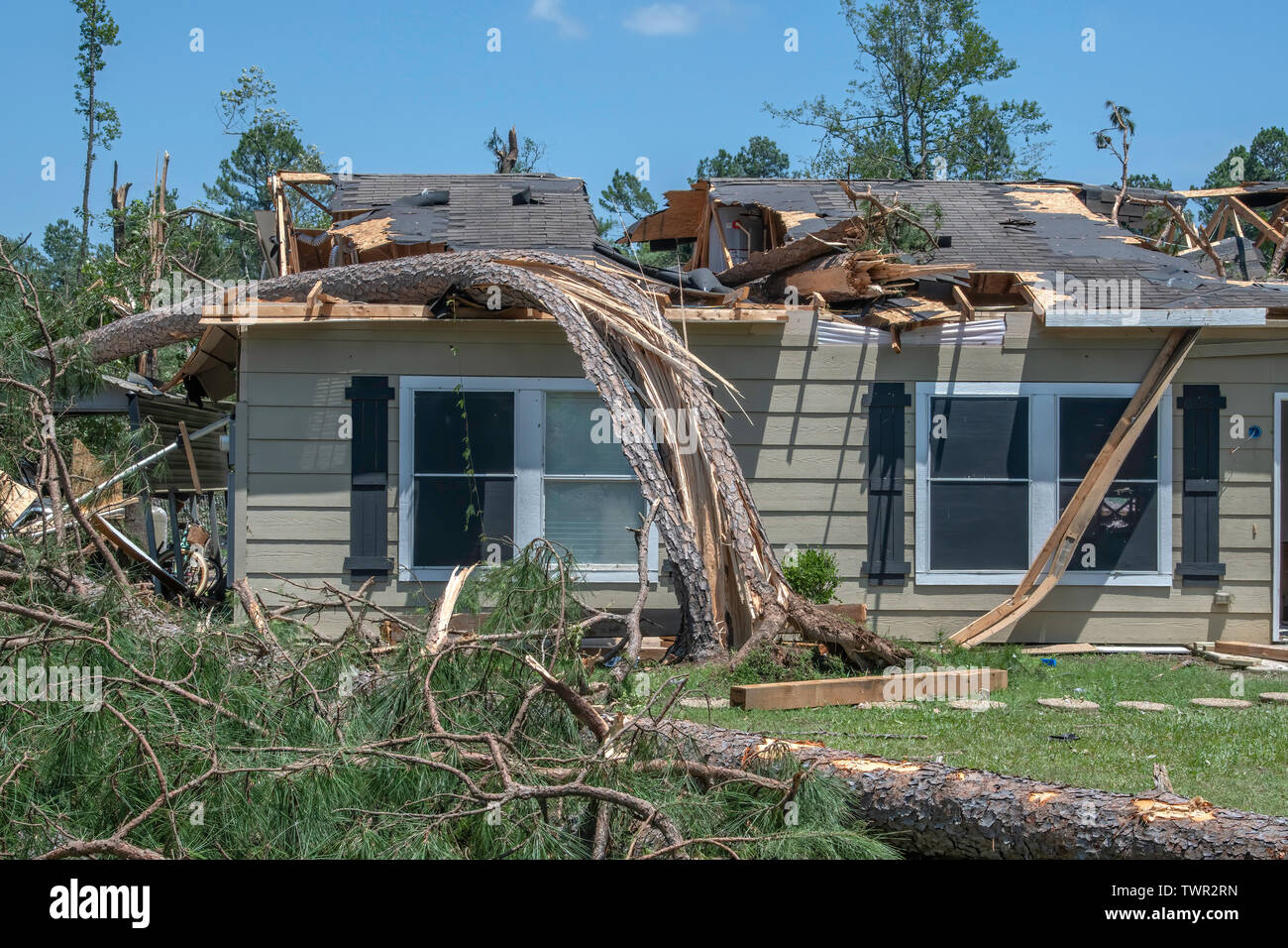 LA BENTON., États-Unis, 20 juin 2019 : des dégâts matériels mais pas de blessés à la suite d'une tornade EF2, qui a frappé ce quartier nord Louisiane Banque D'Images