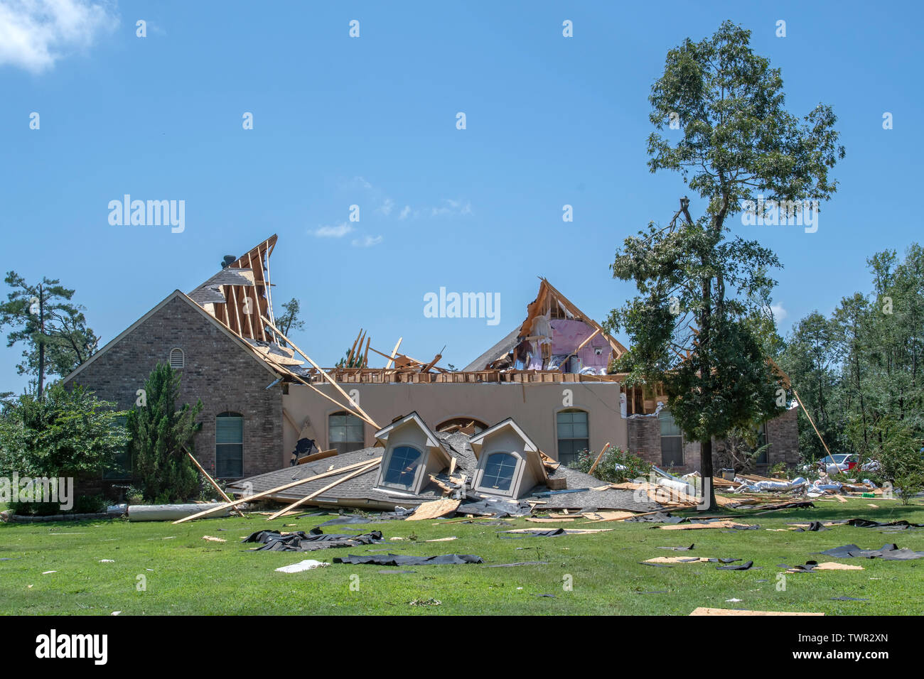 LA BENTON., États-Unis, 20 juin 2019 : des dégâts matériels mais pas de blessés à la suite d'une tornade EF2, qui a frappé ce quartier nord Louisiane Banque D'Images