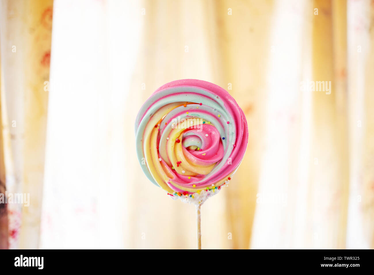 Sweet candy couleur meringue dessert avec du stick hommade sur fond de rideau vintage Banque D'Images