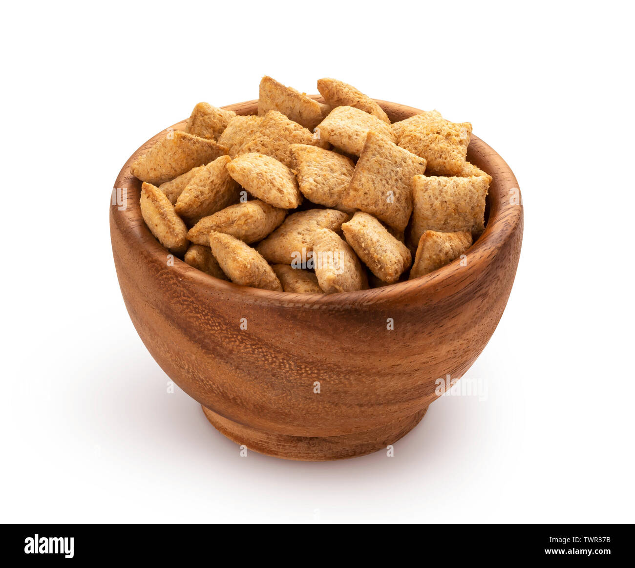 Plaquettes de maïs sucré avec du chocolat et du lait en remplissage bol en bois isolé sur fond blanc Banque D'Images