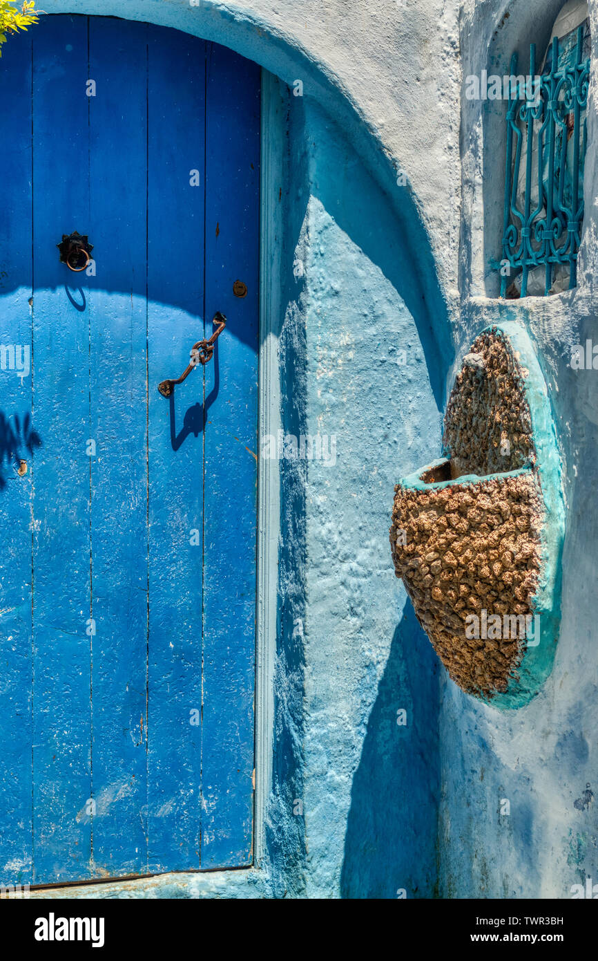 Entrée d'une chambre à Chefchaouen, (Maroc), avec sa couleur bleu Banque D'Images