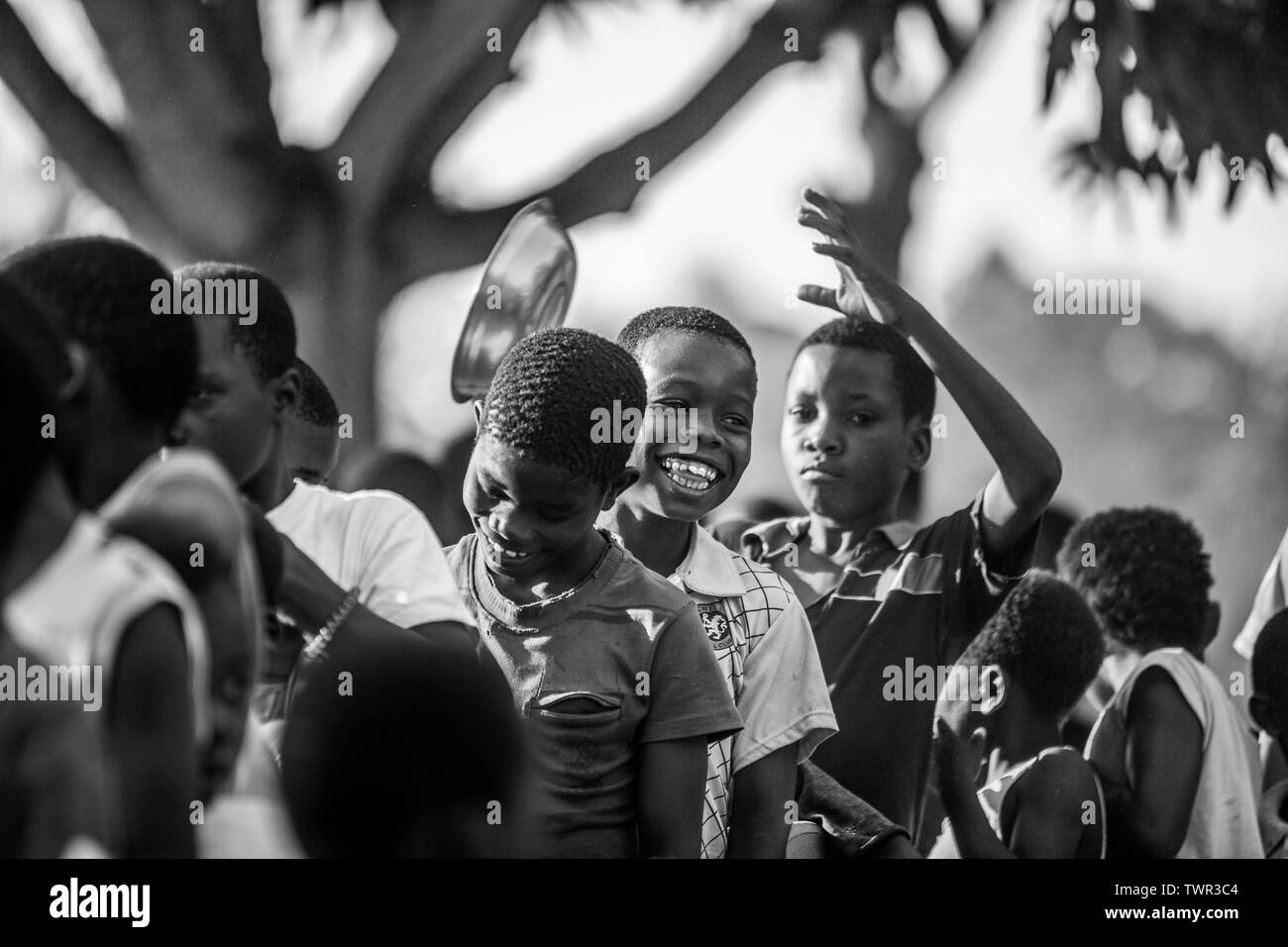 Les enfants sourire et rire dans les files d'attente pour l'alimentation Banque D'Images
