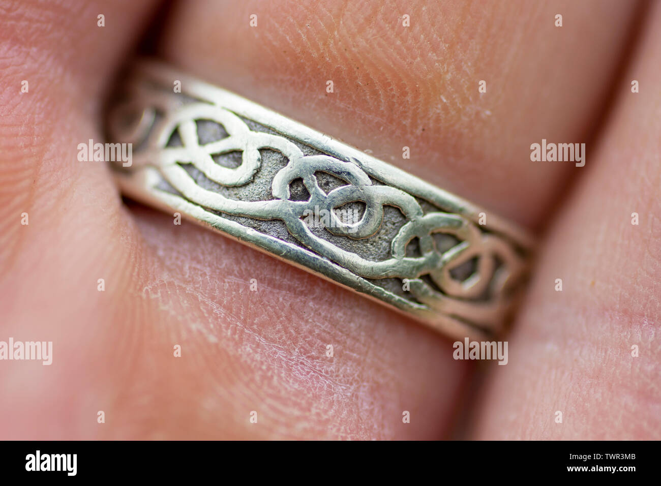 Des volutes Celtic metal blanc anneau de mariage Banque D'Images