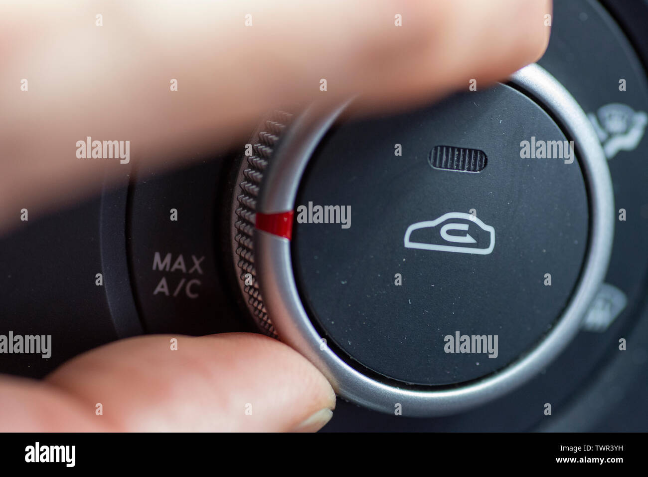 La circulation de l'air en voiture en cours de numérotation s'est tourné  vers la climatisation maximale définition Photo Stock - Alamy