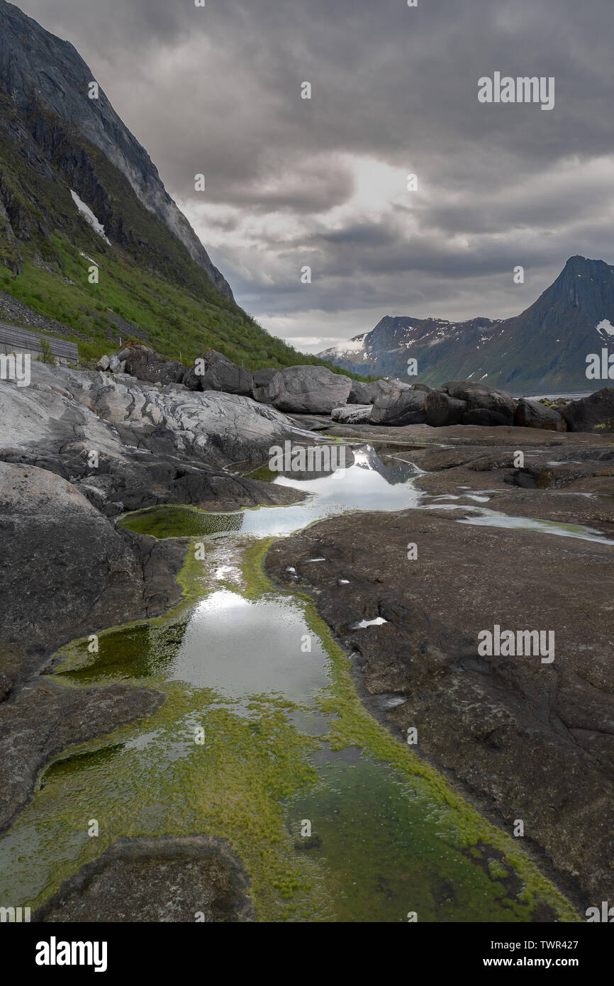 L'île de Senja, dans le nord de la Norvège a de beaux sommets de montagnes à couper le souffle, de fjords, de bleu et de plages de sable blanc immaculé. Banque D'Images